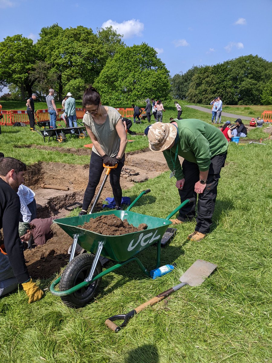 UCLSocHistSci's tweet photo. Exciting progress at the @UCLarchaeology &amp; @theroyalparks site in Greenwich Park ⛏️

Follow #GreenwichArch23 to discover more about the WW2 air raid shelter that once stood here. https://t.co/nWyI8jZ0YW