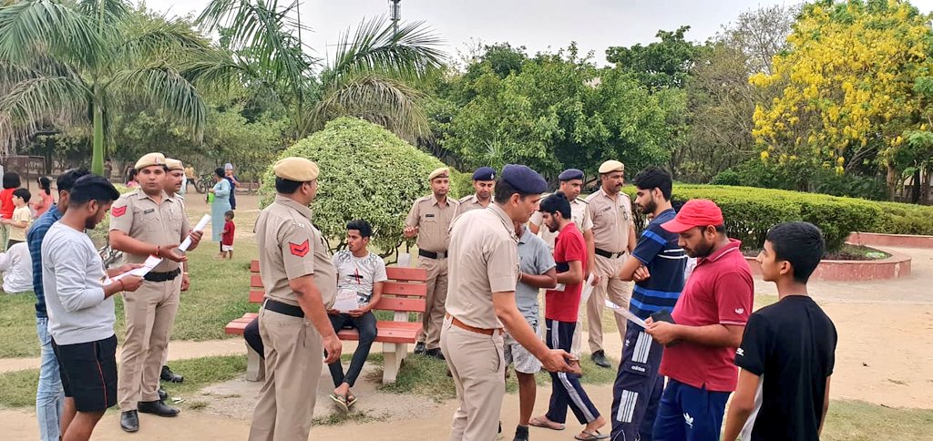gurgaonpolice's tweet photo. #श्री_सिद्धान्त_जैन_IPS, पुलिस उपायुक्त दक्षिण, गुरुग्राम के निर्देशानुसार #गुर��ग्राम_पुलिस द्वारा साईबर अपराधों/अपराधियों की पहचान उनसे बचाव/निवारण के उदेश्य से पुलिस द्वारा पैदल गस्त/पेट्रोलिग करते हुए विभिन्न स्थानों पर जाकर लोगों को किया जागरूक।
@police_haryana https://t.co/i1q7TZzBdr