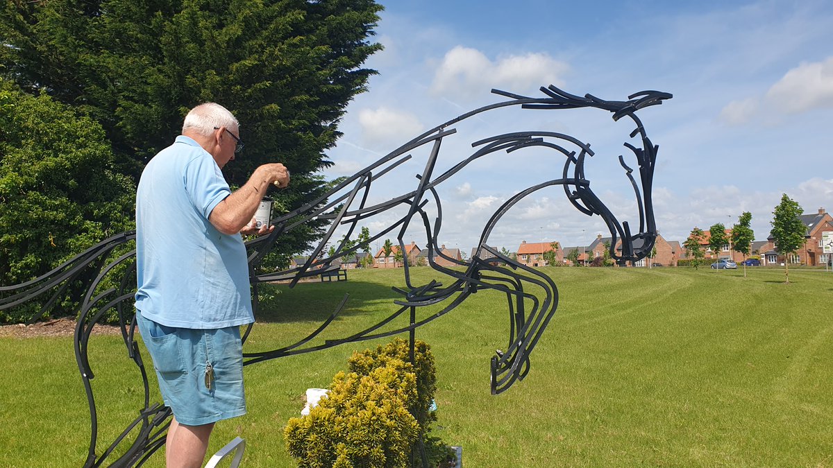 Cliff sprucing up The Spirit of Malton #malton #ourbloom <a href="/YorkshireBloom/">Yorkshire in Bloom</a> <a href="/visitmalton/">Visit Malton</a> <a href="/gazetteherald/">Gazette & Herald, Ryedale</a> <a href="/KarenGazette/">Karen Darley</a>