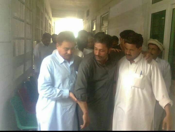 danialparachaYA's tweet photo. پی ٹی آئ کو اختیار ولی خان جیسے لیڈر شپ کی ضرورت ہے جن کو جیل میں ڈنڈو سے مارا گیا ، ناخن نکالے گۓ کئ دن تک تکالیف دیتے رہے لیکن پارٹی کو نہی چھوڑا اور اپنے مؤقف پر ڈٹے رہے.
خیبر پختونخوا اور بالخصوص نوشہرہ کے لوگوں کو اختیار ولی جیسے بیٹے اور ان جیسے نڈر رہنما پرفخر ہے https://t.co/hRr7HaIbbz