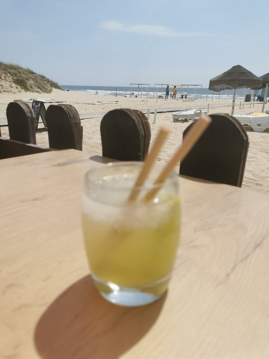 KoTaSiLeLiLa's tweet image. Dank Ibuprofen ein letztes Mal Strand, bevor es morgen nach Hause geht 😎
#Caparica #Caipirinha
Bin ein wenig traurig, das ich die Hälfte des Urlaubs in der FeWo verbringen musste. Aber wir kommen ja wieder! 🌤️