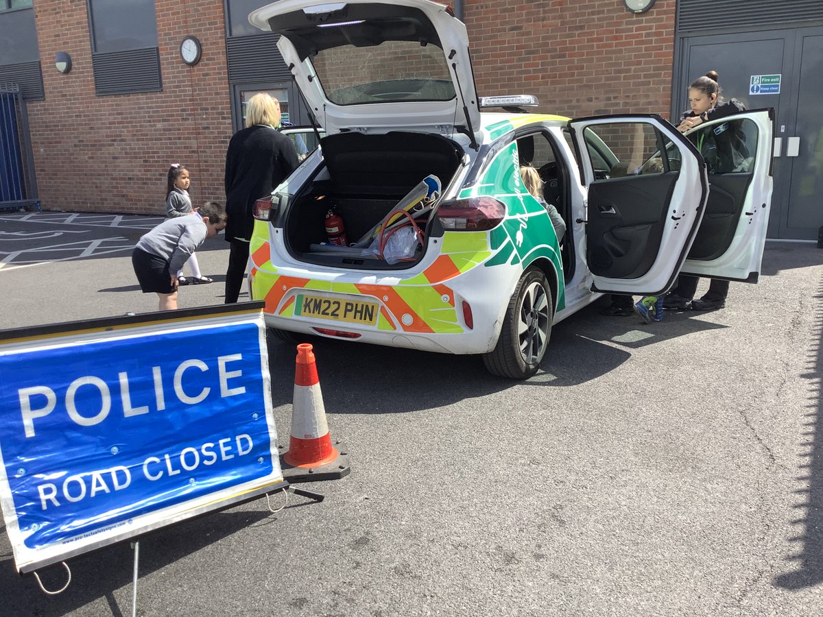 Thank you to @ASPolice for visiting Oak class and teaching us about all the important work the police do. We tried on uniform, took our fingerprints and even went in a police car! @VenturersTrust