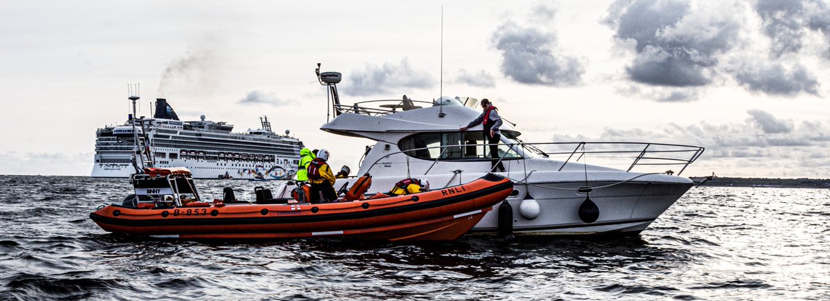 GalwayLifeboat's tweet photo. Read: Galway RNLI trauma simulation exercise on Galway Bay. See link below for details.
👇
https://t.co/aFRuaiTwbE

@GalwayCMNHS @GalwayICAPSS 
@DrDaraByrne https://t.co/p9oyo8zbO2