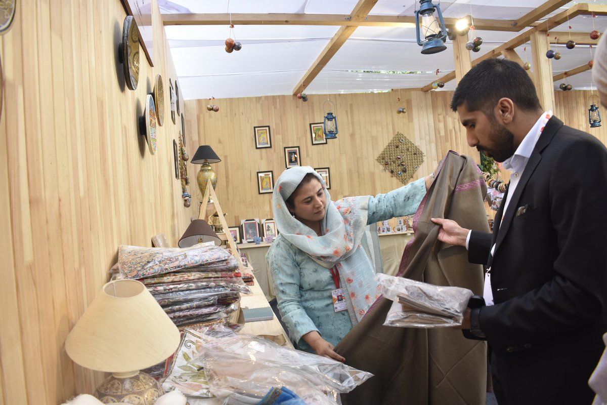 JK_NRLM's tweet photo. JKRLM has got the opportunity to setup Umeed market place in the #G20Conclave held at SKICC Srinagar  to showcase the culture of J&amp;K &amp; products made by women SHGs in front of foreign delegates.
@OfficeOfLGJandK @kishanreddybjp @tourismgoi @indukanwal @amitabhk87 @mandeep082 @ANI https://t.co/TCkVzxzanS