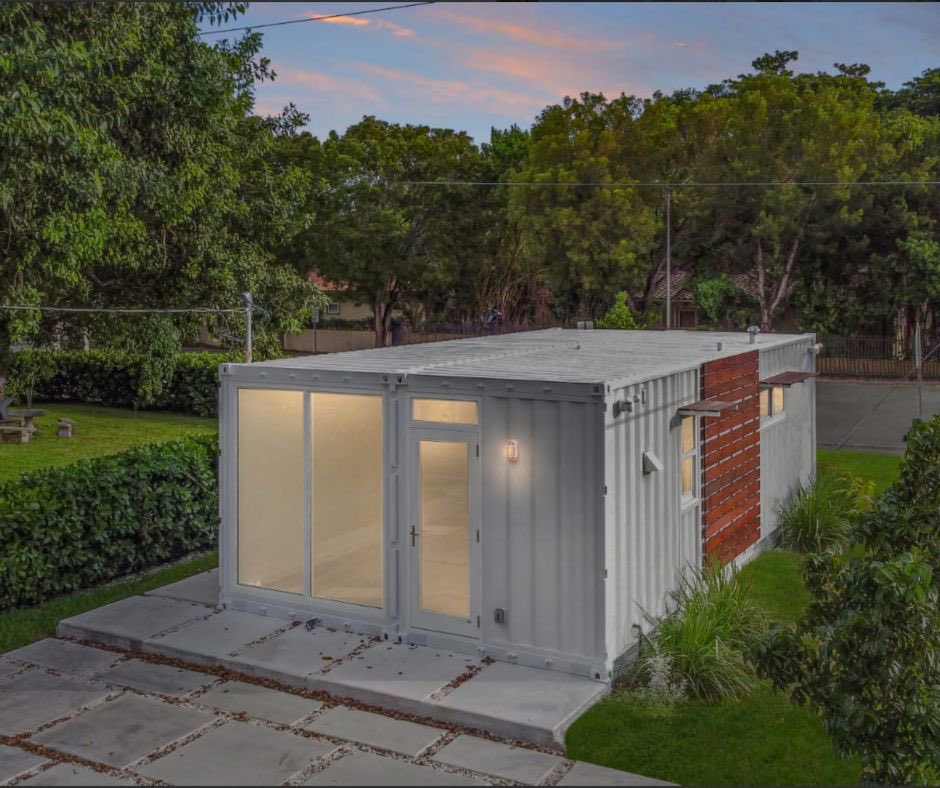 TheNiceRealty's tweet photo. First Shipping Container Home 🏠 in Miami Sold for $160,000 to a qualified buyer 
#HousingCrisis #homebuyers #Miami #MiamiBeach #RealEstate #ShippingContainerHomes https://t.co/lJxklUBsb3