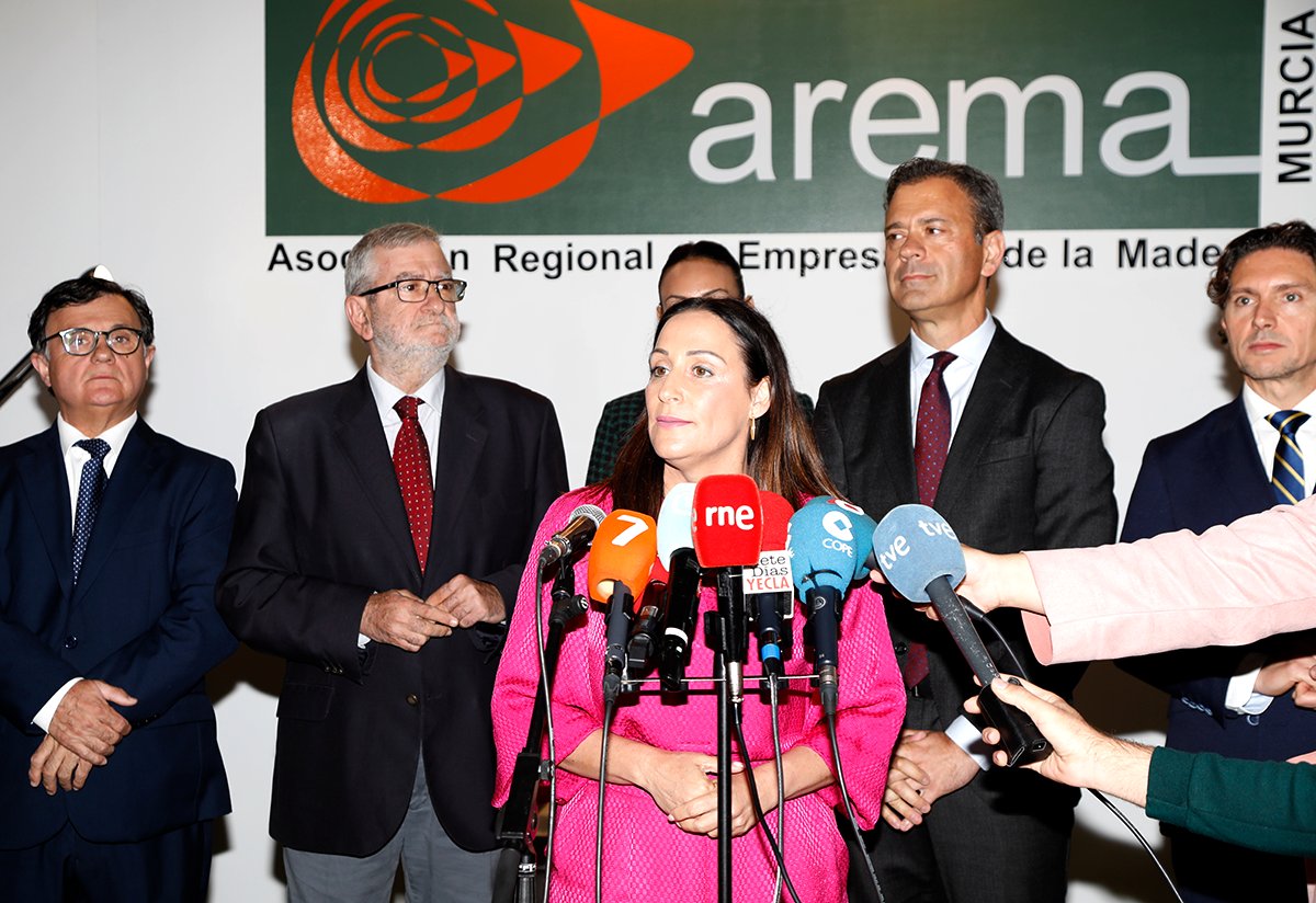 👏 La 61 edición de la FMY ha sido inaugurada esta mañana.

La consejera de Empresa, Economía Social y Autónomos, Valle Miguélez; junto a Remedios Lajara, presidenta del Comité Ejecutivo y alcaldesa de Yecla, han sido las encargadas de levantar el telón de esta cita del sector.