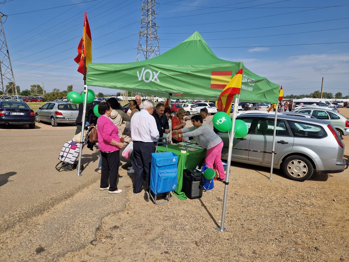 Vox_BadajozCiud's tweet photo. ✅️ Esta mañana hemos estado presentes en el mercadillo de los martes con una mesa informativa.
🟢 El candidato a la alcaldía @MAmarillaPerez ha visitado varios puestos de venta, donde le han trasladado las dificultades que existen en sus negocios.

#CuidaLoTuyo 
#VotaSeuro https://t.co/u0ox67yXSU
