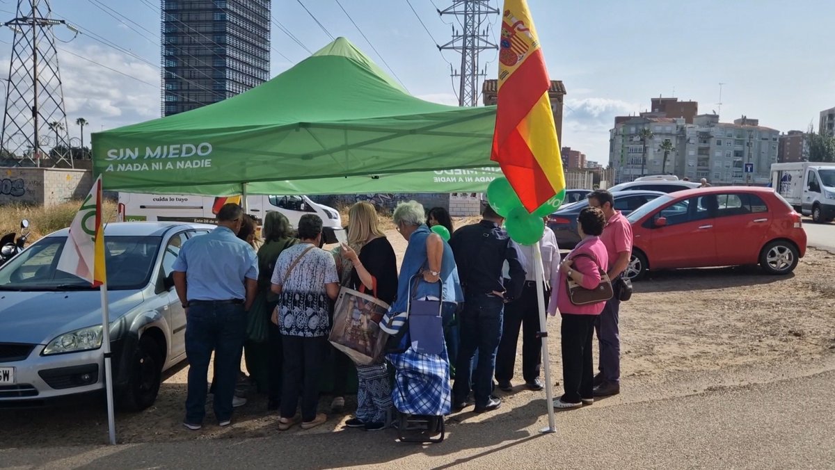 Vox_BadajozCiud's tweet photo. ✅️ Esta mañana hemos estado presentes en el mercadillo de los martes con una mesa informativa.
🟢 El candidato a la alcaldía @MAmarillaPerez ha visitado varios puestos de venta, donde le han trasladado las dificultades que existen en sus negocios.

#CuidaLoTuyo 
#VotaSeuro https://t.co/u0ox67yXSU