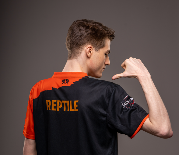 Giving away the <a href="/FnaticTQ/">Fnatic TQ</a> jersey I wore to take these pictures!
I can also sign it in case the winner wants me to.

All you have to do is: 

1.  Follow me
2. Like and Retweet 
3. Tag a friend  

Giveaway ends on 3rd June! Good luck!