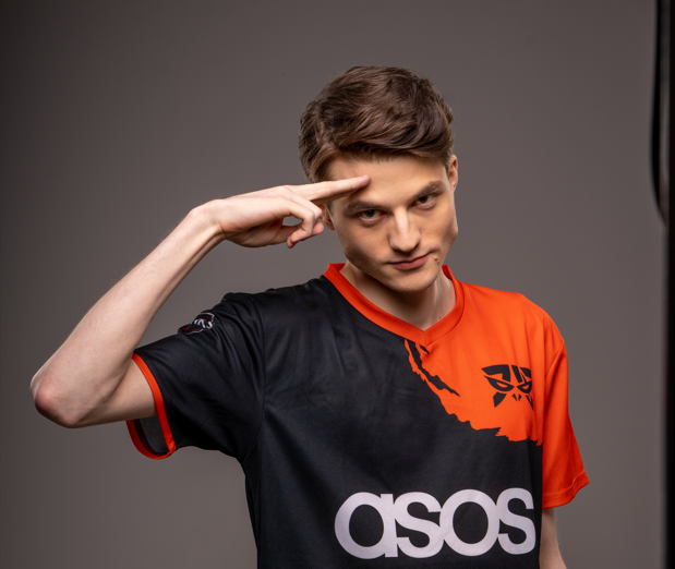 Reptile9LoL's tweet photo. Giving away the @FnaticTQ jersey I wore to take these pictures!
I can also sign it in case the winner wants me to.

All you have to do is: 

1.  Follow me
2. Like and Retweet 
3. Tag a friend  

Giveaway ends on 3rd June! Good luck! https://t.co/z8YyzMohSF