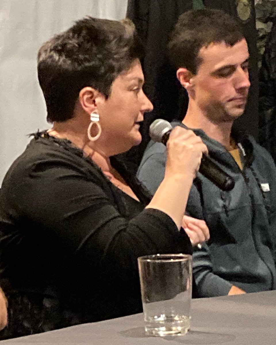 AGIN LABURU II. MINGAÑE SALTSAN BERTSO SARIKETAKO TXAPELDUN. 

Giro beroz eta bertso saio itzel batekin bukatu da bigarren edizioa. Eskerrak laguntza eman duzuen denei eta batez ere, parte hartu duen 18 bertsolariri. 

Bertsoak sareetan eonen die laster, @bertsoa_eus -en eskutik.