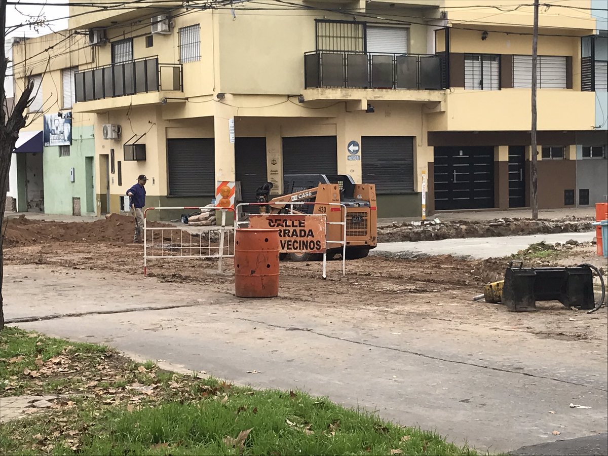 Naty73Ines's tweet photo. Gracias @pablojavkin porque no solo cerraron Rep. Dominicana (+1mes) y Bahía Blanca (15 ds), sino que ahora también cerraron V. Sarsfield dejándonos el transporte más cercano a 12 cuadras, siempre contribuyendo a la seguridad vos 🤦🏼‍♀️
@CalleDeRosario https://t.co/sZC1lfib44