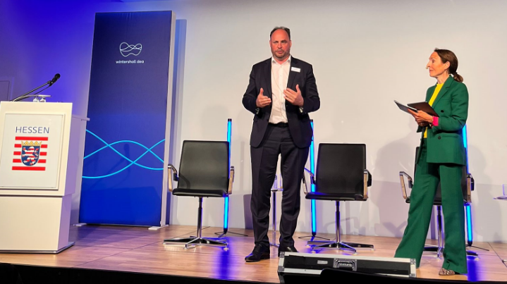 #CCS, a key to decarbonize the industry?

Insightful exchange of ideas with <a href="/wintershalldea/">Wintershall Dea</a> CTO Hugo Dijkgraaf during yesterday's parliamentary evening in Brussels. 

Some of his key points were: 

💡 Let's contribute to CCS with skills we are good at: the oil &amp; gas industry