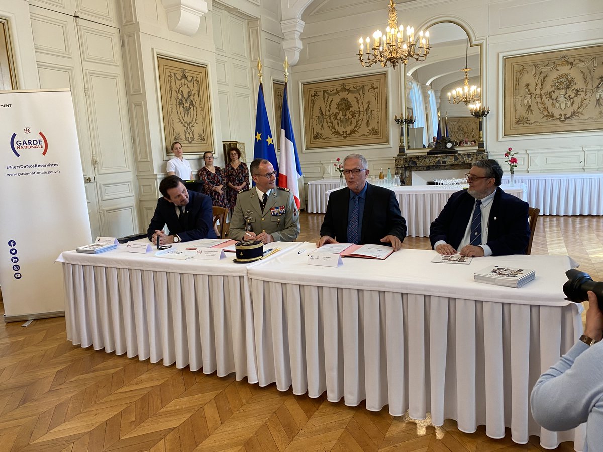 ddec56's tweet photo. Hier à@Prefet56, l’Udogec56 a signé la convention de soutien à la @GardeNatFR  pour susciter la promotion par les Ogec de nos établissements, de l’engagement de salariés et étudiants des établissements #EC56  dans ce service de défense et de sécurité pour notre pays. #réserve https://t.co/xiVmNfWDIo