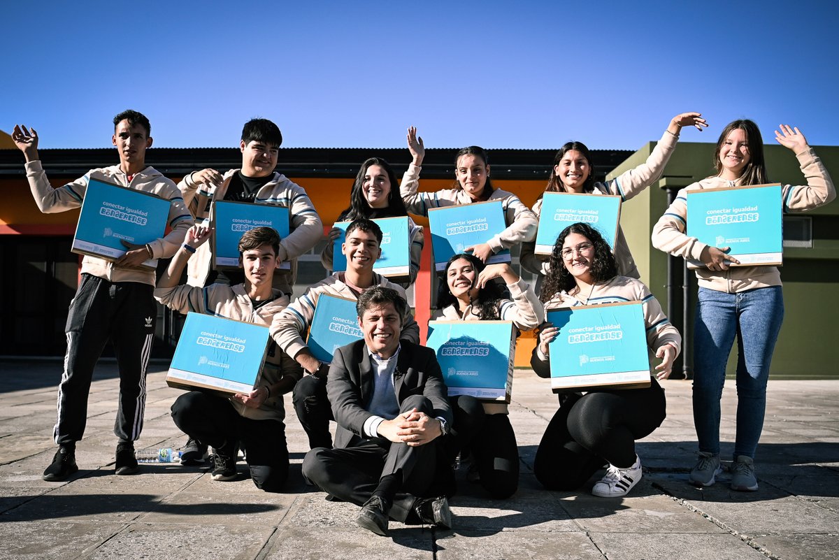 Kicillofok's tweet photo. ¡Más de 50 mil pibes y pibas ya tienen sus compus de Conectar Igualdad Bonaerense! 💻

Recuperamos una política fundamental para que todos los chicos de la provincia puedan partir del mismo lugar y construir su futuro con esfuerzo, pero sobre todo con las mismas oportunidades.

Estudiar, conectarse y disfrutar es un derecho ❤️ 

#DERECHOalFUTURO