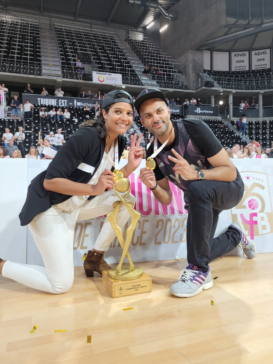 sport_en_france's tweet photo. ✨️ Une tempête dorée est passée sur l'Astroballe hier soir !
Revivez la soirée magique de l'@ASVEL_Feminin après son titre 🏆
@basketlfb #FinalesLFB #SEFbasket https://t.co/4Gh5uqxnZP