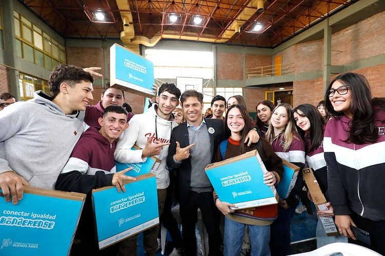 Kicillofok's tweet photo. ¡Más de 50 mil pibes y pibas ya tienen sus compus de Conectar Igualdad Bonaerense! 💻

Recuperamos una política fundamental para que todos los chicos de la provincia puedan partir del mismo lugar y construir su futuro con esfuerzo, pero sobre todo con las mismas oportunidades.

Estudiar, conectarse y disfrutar es un derecho ❤️ 

#DERECHOalFUTURO