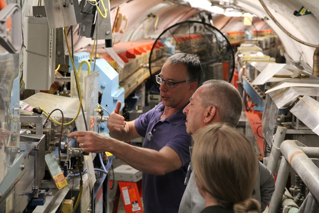 CHESS_user's tweet photo. #TunnelTuesdays at CHESS! 🧲 John Barley gives a tour to our new CLASSE director @Nigel_Lockyer and our executive director Katie Jacoby 🔭 🔬
#xray #xrayscience #synchrotronscience #synchrotron #physics https://t.co/hUgkkcWDQ3