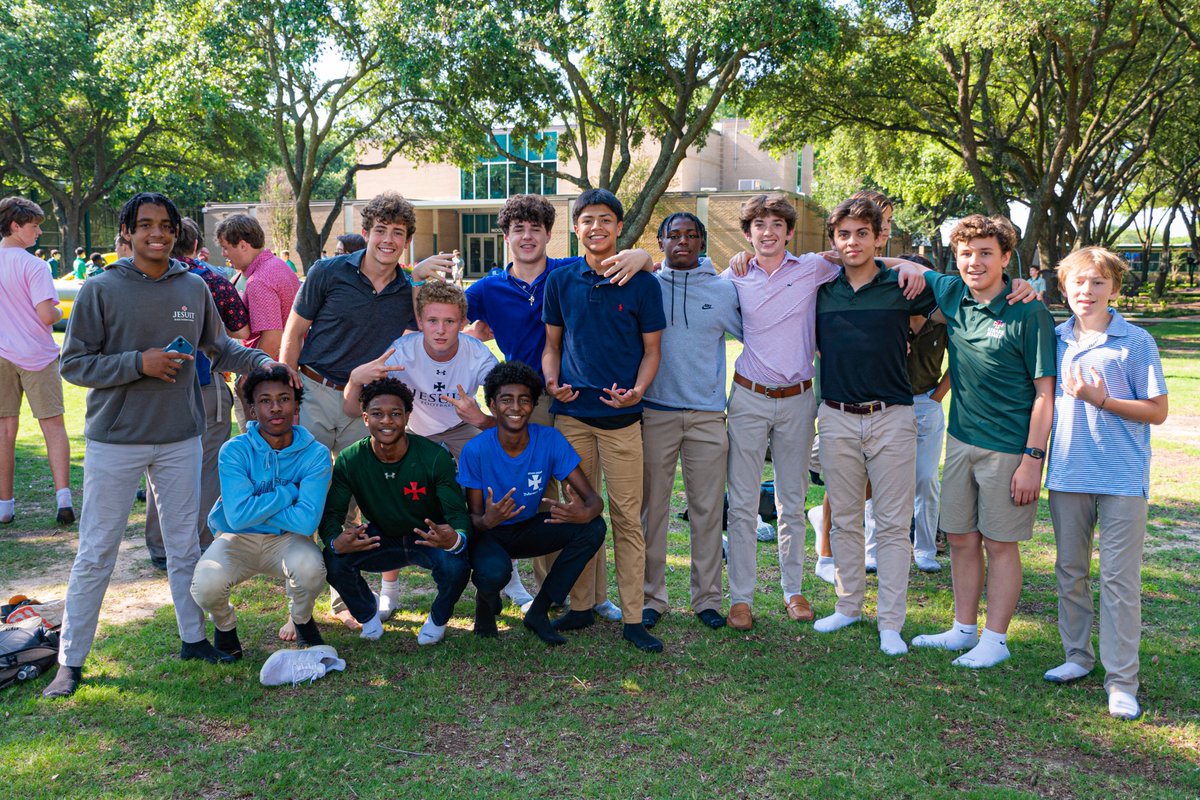 RT StrakeJesuit: Our freshman class had an end-of-the-year celebration hosted by the Crusader Crew! It was a great morning celebrating the Class of 2026’s completion of their first year at Strake Jesuit. #amdg #wearesj