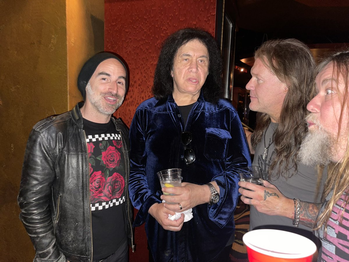 SIOLoudcast's tweet photo. Last night of #AnEveningWithGeneSimmons
The most unbelievable night ever for SIOL!!!
4 of 6 + 1 video
@genesimmons @brucekulick
#KISS #KISSArmy #GeneSimmons #Jericho #ChrisJerico #PJFarley #RedCupGeoff https://t.co/yxN5tgCHcZ
