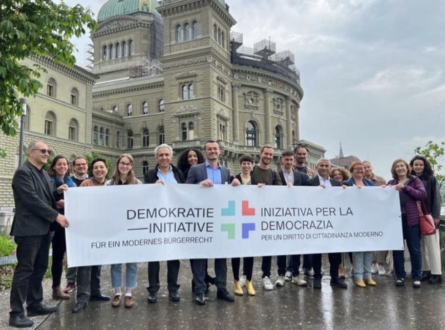WorkingClassMov's tweet photo. . @SamirFilmmaker  macht nicht nur Filme, sondern ist selber in der "Aktion Vierviertel" aktiv involviert, die das Einbürgerungsverfahren vereinfachen will!

Unterschreib die Initiative jetzt und hilf mit: https://t.co/t5yDIXZv65

@AVierviertel  @demokratie_vi https://t.co/OK9AUa1M08