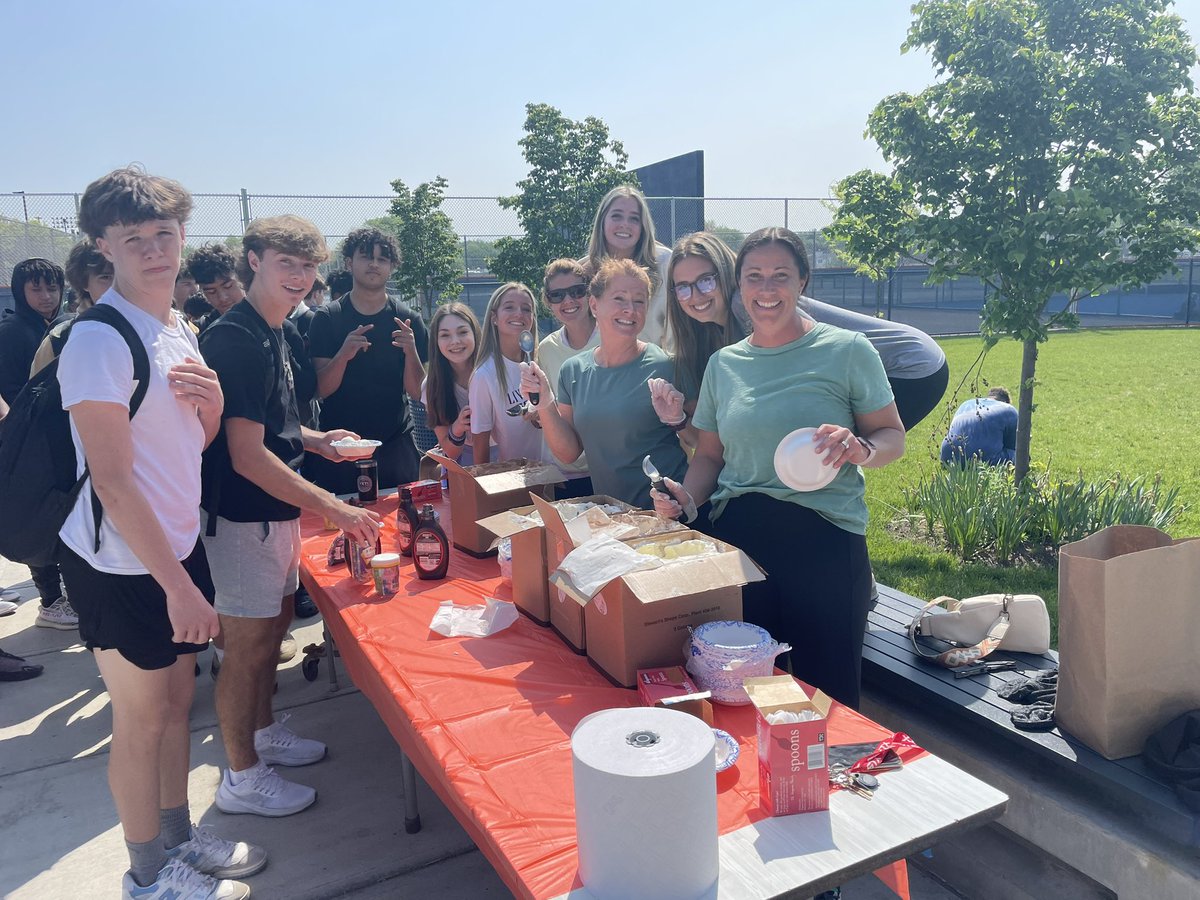 LCSDAthletics's tweet image. Some of our awesome PE staff (and assistants) with an ice cream celebration for our winners of the Survivor unit! 🌞@CoachJeffRoss