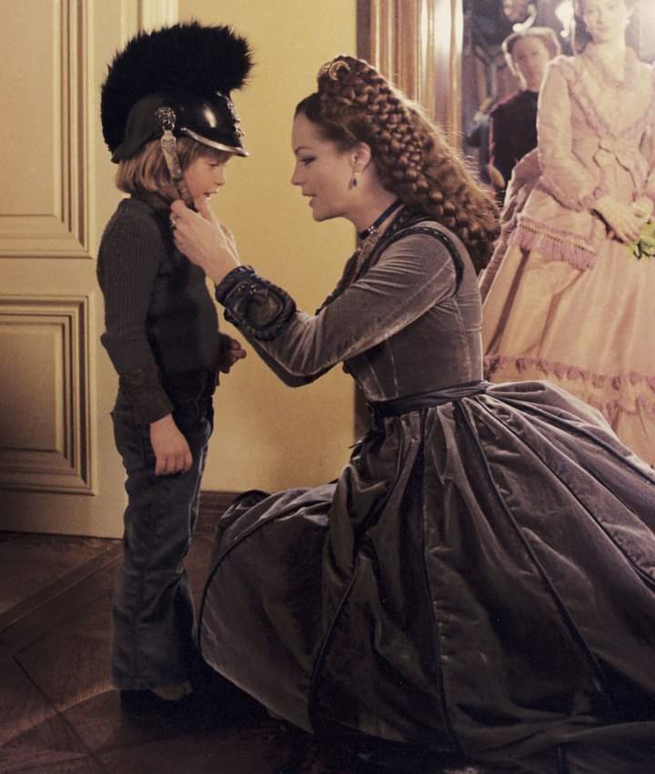 #RomySchneider sur le tournage du film #LudwigouleCrépusculedesdieux de #LuchinoVisconti attache un casque d'officier à son fils David 🥹❤️