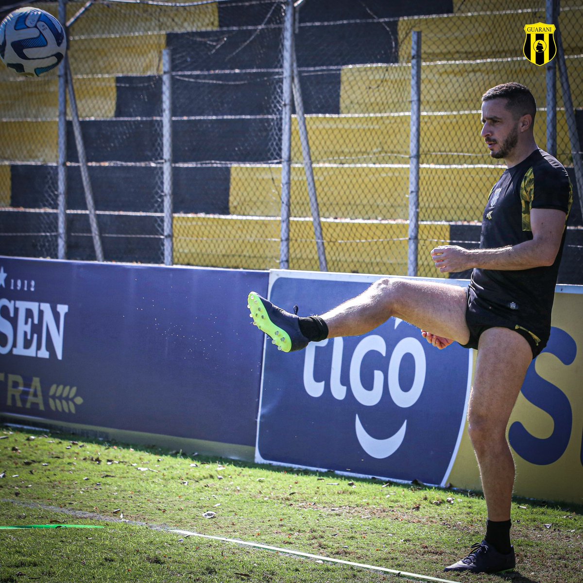 ClubGuarani's tweet photo. #EntrenamientoLegendario matutino en Dos Bocas📍

#VamosAborigen 🟡⚫️ https://t.co/c2piSjparT