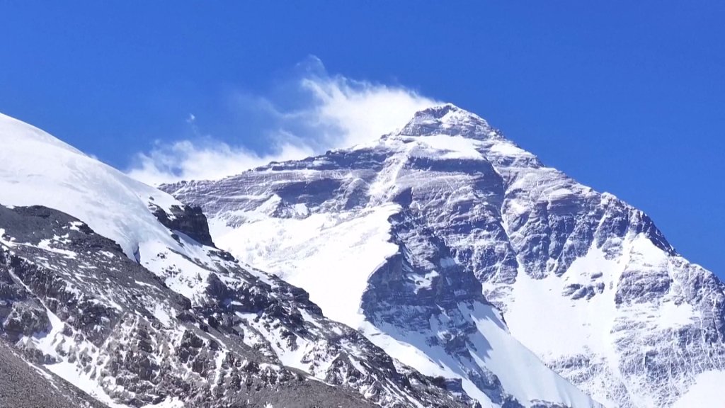 ChinaDaily's tweet image. Maintenance work of the world&apos;s highest weather station at an altitude of 8,830 meters on Mount #Qomolangma was completed on Tuesday. bit.ly/3BQTnIL
