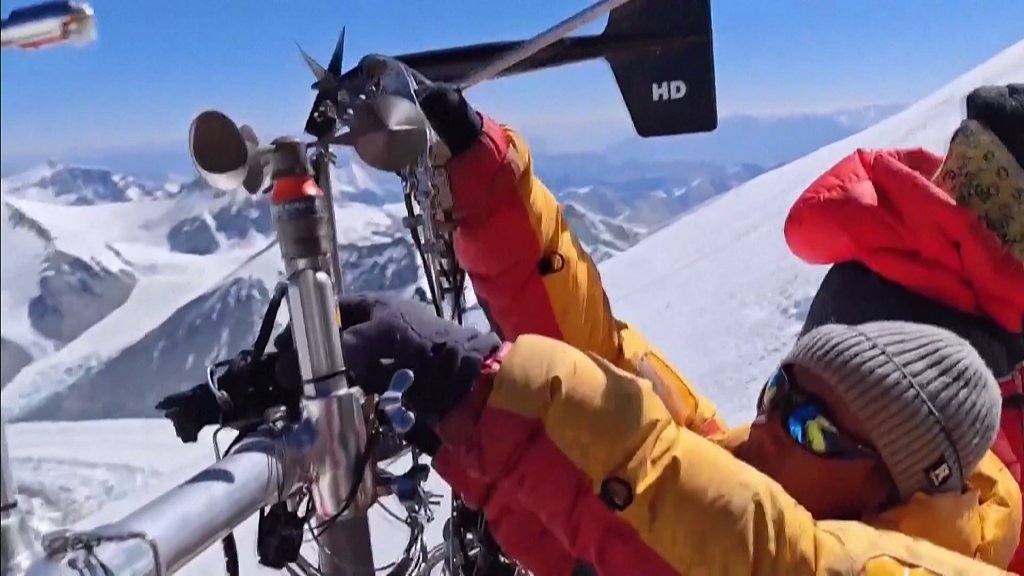 ChinaDaily's tweet image. Maintenance work of the world&apos;s highest weather station at an altitude of 8,830 meters on Mount #Qomolangma was completed on Tuesday. bit.ly/3BQTnIL