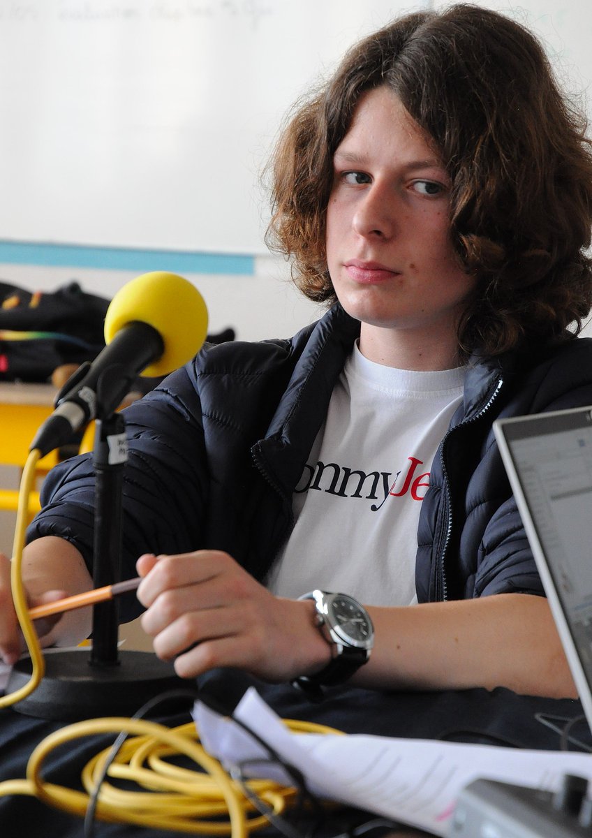 Il y a 15 jours, les élèves de 3ème du Collège Saint-Jean de la Croix au @LeRelecqKerhuon ont enregistré quatre émissions de radio.

✊Leur thématique : l'émancipation des femmes !