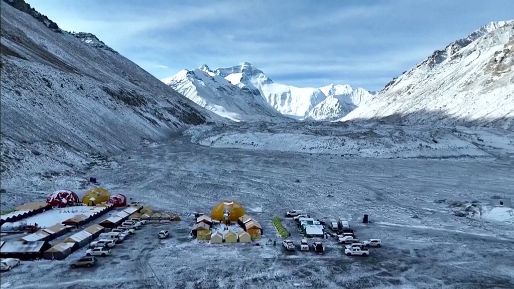 ChinaDaily's tweet image. Maintenance work of the world&apos;s highest weather station at an altitude of 8,830 meters on Mount #Qomolangma was completed on Tuesday. bit.ly/3BQTnIL