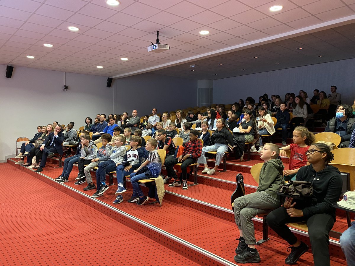 AcAmiens's tweet photo. Aujourd'hui avait lieu la cérémonie de remise de prix du concours #NonAuHarcelement au @LyceeThuillier 🏆
Les lauréats ont pu présenter leurs productions et recevoir les félicitations du recteur @MullerRaphal4 👏 https://t.co/XPERH2mV8o