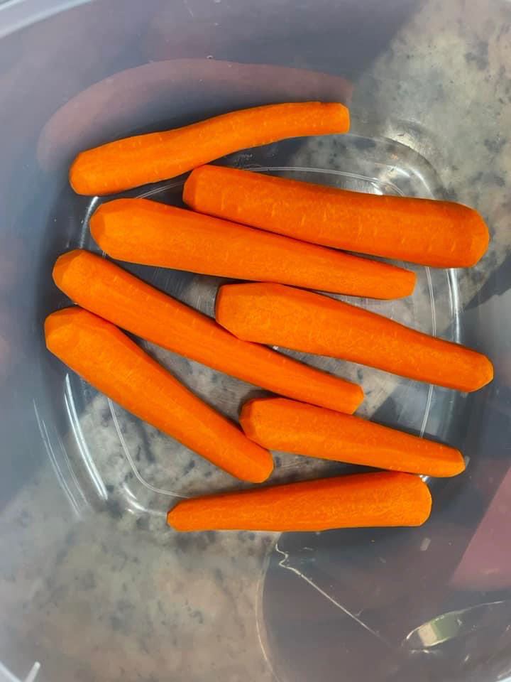 itu_nadia's tweet image. Vegan hotdogs be like😂😂😂