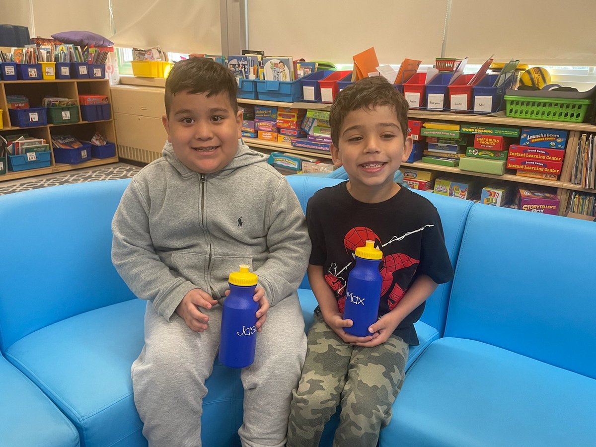 Big thank you to the <a href="/meadowbrook_pta/">Meadowbrook PTA</a> for their generous donation of water bottles for #RETHINKYOURDRINK for #wellnessweek2023 <a href="/MrsNich0ls/">Mrs. Nichols</a> <a href="/meadowbrookem/">MeadowbrookSchoolEM</a> <a href="/em/">ʇɹɥɐW uıɯƎ ⚡Emin Mahrt</a>