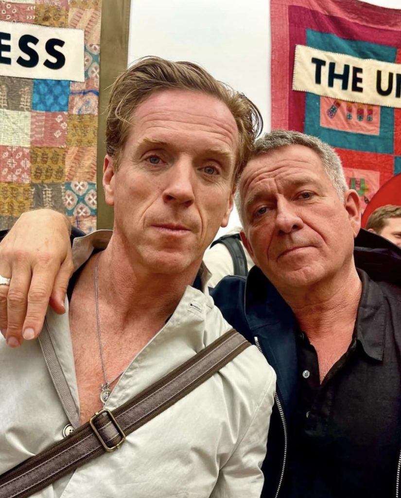 GingersnapDamo's tweet photo. Damian Lewis attended the Jake Chapman art show in New York. Details here: https://t.co/rXTf5zvOEn #DamianLewis #NYC #NewYork #SeanPertwee #JakeChapman #TennisElbow #TennisElbowGallery #TheJournalGallery #TennisElbowAtTheJournalGallery #ExtinctionAnnihilation https://t.co/zfayrgP9ID