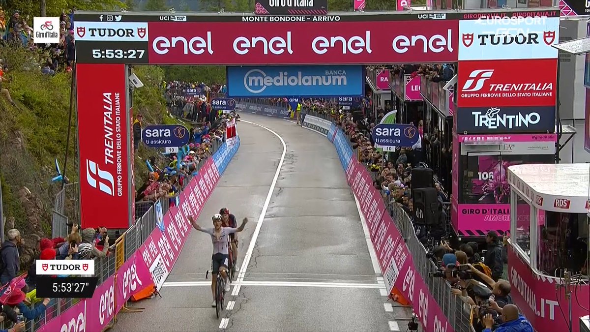 Miroir2Cyclisme's tweet image. João Almeida remporte la 16ème étape, sa 1ère victoire d'étape sur le Giro d'Italia. Geraint Thomas nouveau maillot rose

#JoãoAlmeida #GeraintThomas #giro #giro106 #MonteBondone