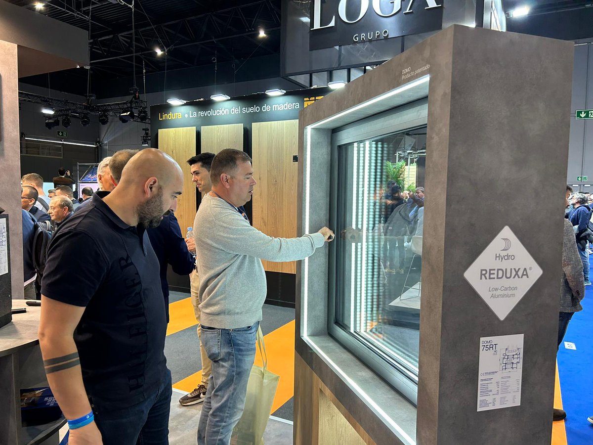 DOMObyINDALSU's tweet photo. Los visitantes están descubriendo nuestra #DOMO75RTCE con #HydroReduxa, nuestro compromiso con el #medioambiente a través de un aluminio más limpio y sostenible.
💡Una fusión de #diseño, #seguridad, #eficiencia y #sostenibilidad en una ventana actual.
@ConstrumatBCN #Construmat https://t.co/20sY5pEO8R