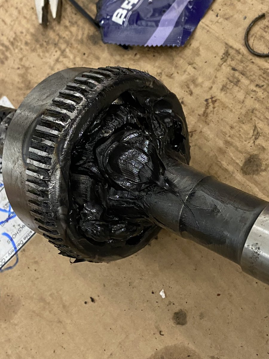 Defender90build's tweet image. CV Joint
Rusty
Removed from shaft
New one fitted 
Greased up