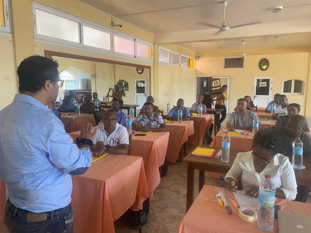 CROSS_SOI's tweet photo. ⚓️A Nosy Be 🇲🇬, début du stage formation à la sécurité en mer🦺 dispensé par l'Ecole d'apprentissage maritime de la #Réunion et le @CROSS_SOI au bénéfice de fonctionnaires des administrations maritimes🌊 et portuaires malgaches dans le cadre de #SWIOFish2 de la @Banquemondiale https://t.co/g24pLB1qLO