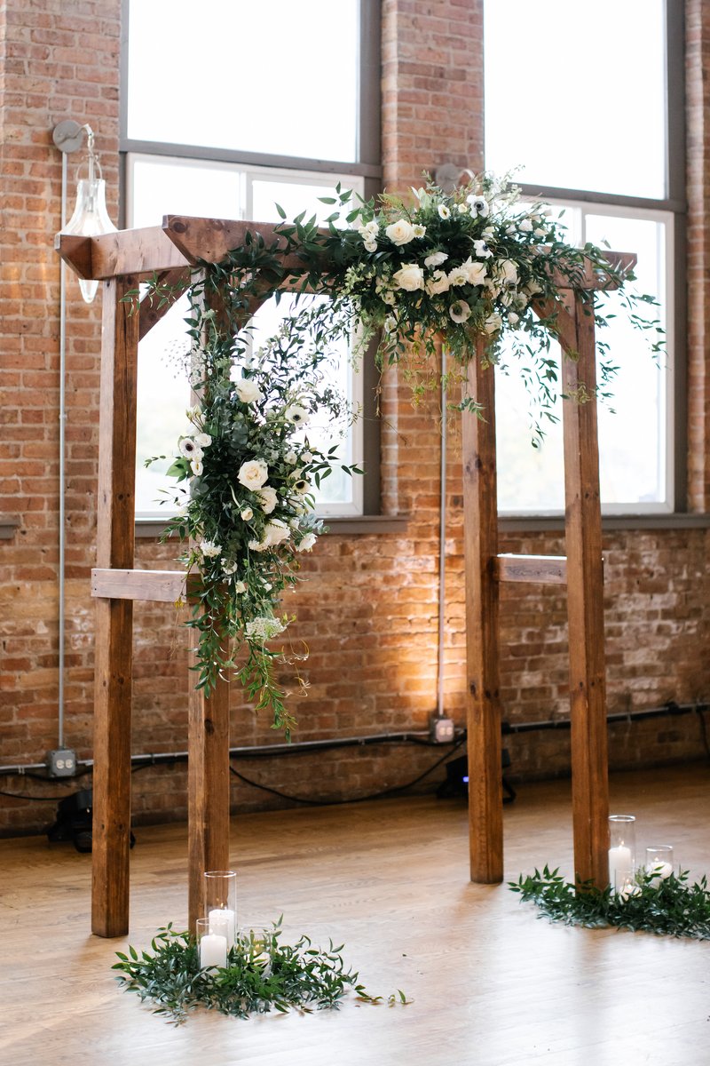 White roses are the perfect accent to all weddings, all year long! 🤍

📸 Anna Zajac Weddings

#kitchenchicago #sharedkitchen #chicagoeventvenue #weddingflowers #weddingceremony #altar #weddingdecor