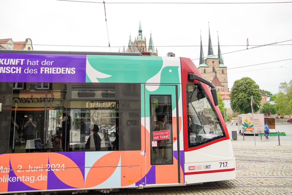 Der @katholikentag setzt sich in Bewegung! Heute startet die Werbekampagne des #KT24 in #Erfurt. Für ein Jahr fährt nun eine Straßenbahn der @EVAG_direkt im Design des Katholikentags durch die Stadt und präsentiert unser Leitwort: #Zukunft hat der #Mensch des #Friedens