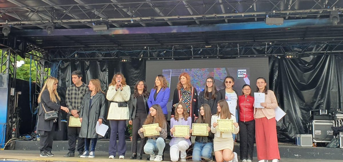 Oggi premiazione del "Premio studio" della commissione Pari Opportunità del Comune di Voghera.
Un folto gruppo di studenti del Liceo Statale Galileo Galilei tra i partecipanti e i premiati. 
Una preziosa occasione per riflettere su un tema importante e una bella cerimonia!