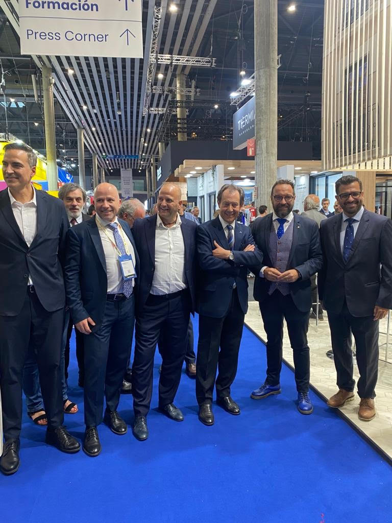 cateb_barcelona's tweet image. Rebem la visita de @inaquicarnicero Secretari General d'Agenda Urbana, Vivenda i Arquitectura i de   @julifernandez Conseller de Territori amb la comitiva de les autoritats a l'estand del #Cateb

#Construmat2023 #Construmat