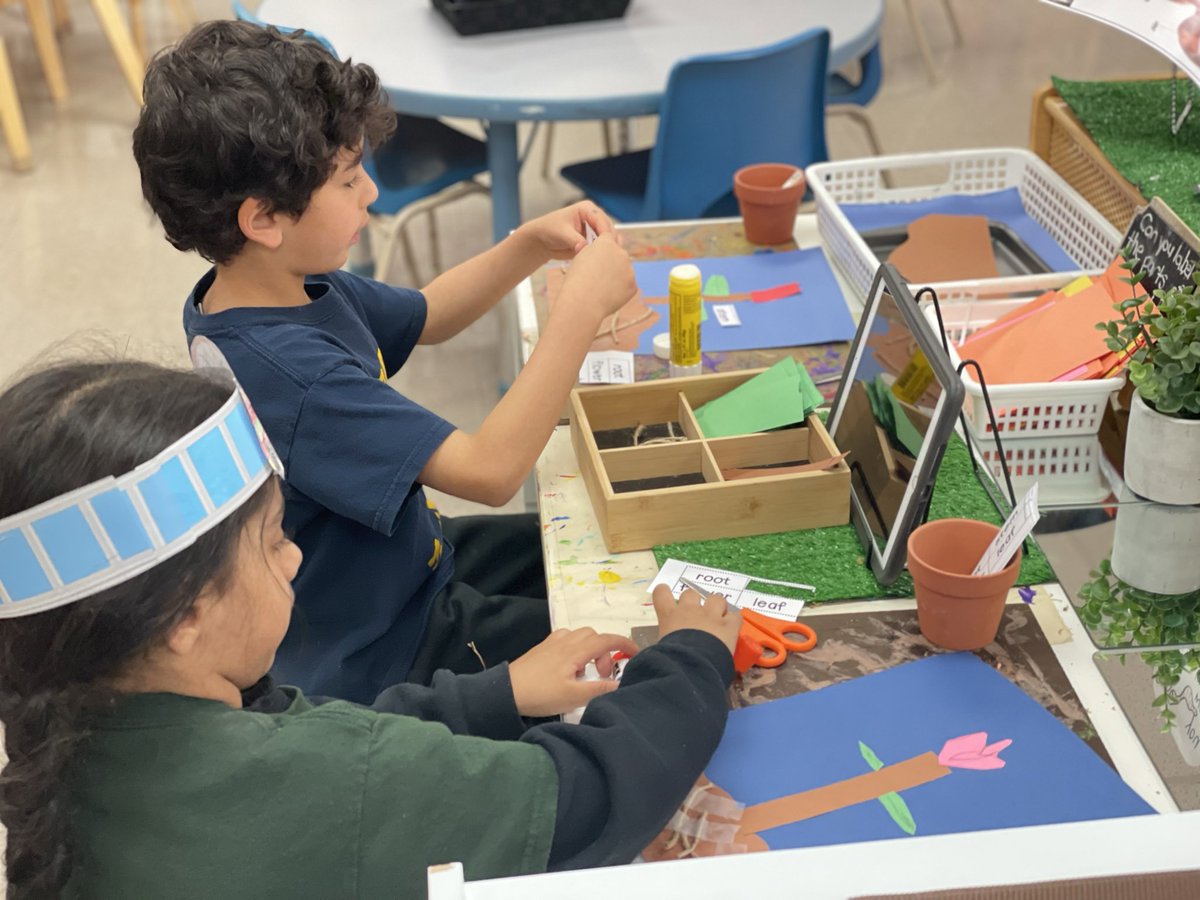 HTS_Kindies's tweet photo. Happy Monday!🗓️☀️ Ask us about the parts of a plant.🪴👀🔎📝 #springinquiry #kindergarten #BetterTogether❤️ @ConnieRanieri @HTSRichmondHill https://t.co/i0cV1JduFH