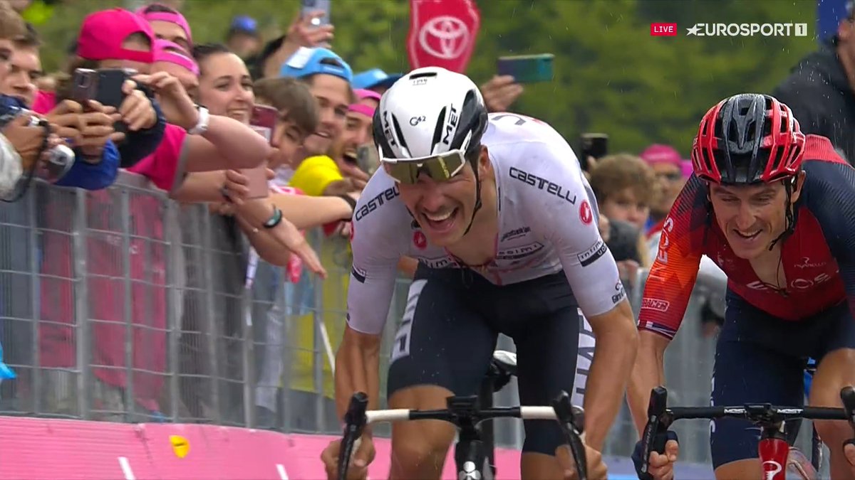 Miroir2Cyclisme's tweet image. Les 2 hommes forts du jour. João Almeida 🇵🇹 vainqueur au Monte Bondone devant Geraint Thomas.
Geraint Thomas nouveau leader.
Primoz Roglic 3ème @ 25"

#JoãoAlmeida #GeraintThomas #giro #giro106 #MonteBondone #LesRP