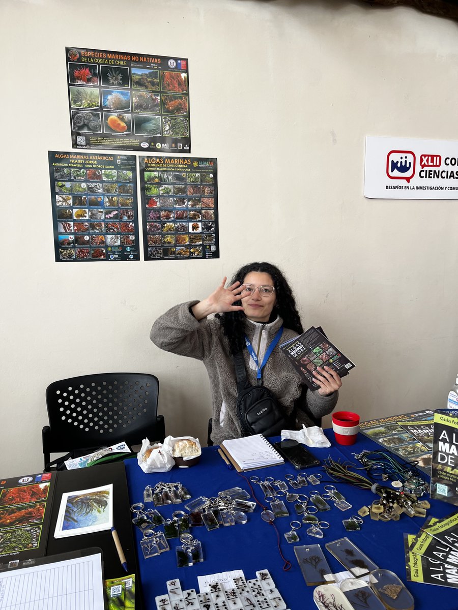 AlgaLab's tweet photo. Estás en el @CongresoCsMar ??
Pasen a visitar nuestro stand, tenemos guías fotográficas, posters y resina de algas marinas chilenas a la venta!! También póster Especies Marinas Invasoras gratis!! Y sorteo de libro y guía algas!! 😀😀
#ccmar #algas #algalab #arteyalgas https://t.co/O5Xq1Hr40o