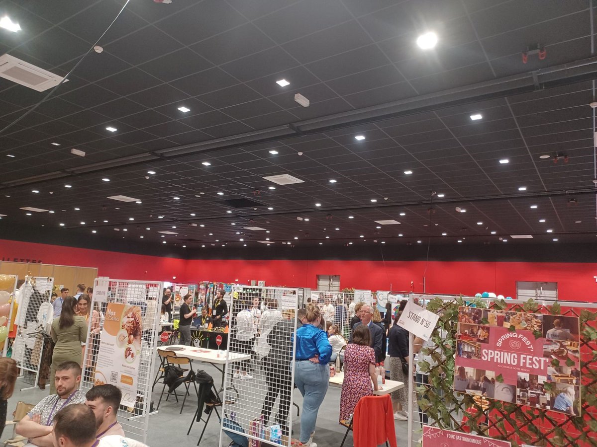 Festival des mini-entreprises d'Alsace 💡
EDF a décerné le label or "lutte contre le changement  climatique" à :
💧Bubble Garden : préservation de la ressource en eau grâce aux oyas
🥘Eco Bee Wrap : couvercle de récipient en tissu et cire recyclés