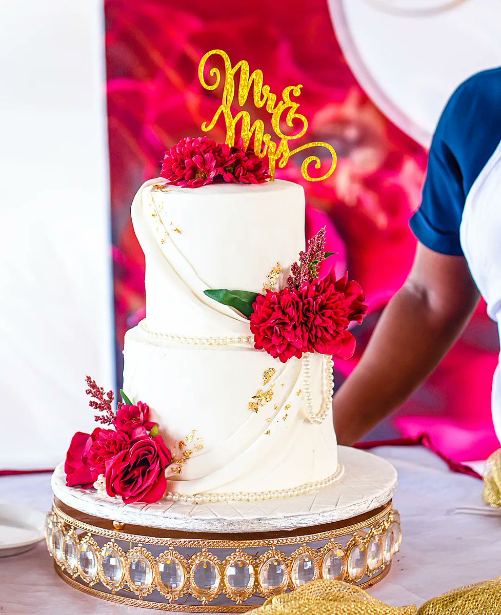 A cute two-tier cake 😍
 #klassicbites😋 #ghanawedding
#linkup for all your yummy treats on 0555077589 .
#weddingcake #newpost #cake #pastrychef #process #cakedecorating #newpost #cakes #wedding  #ghanacakes #roundcakes #hocakes #cakesinho #bakersinho #celebration #weddingcakes