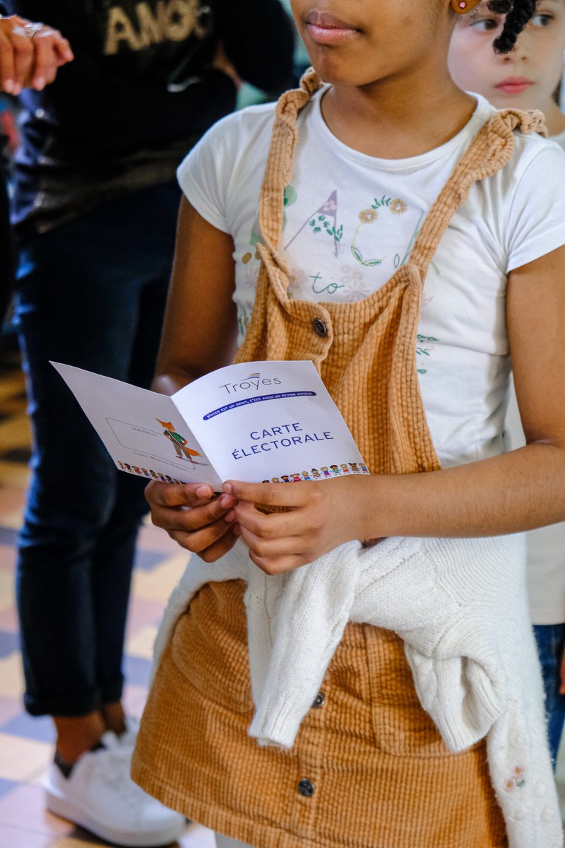 VilledeTroyes's tweet photo. RENOUVELLEMENT DU CME 🇫🇷
Depuis hier, et jusqu'au 5 juin prochain, le renouvellement du #ConseilMunicipalEnfants se déroule dans 27 #écoles publiques et privées troyennes comme ici à l'école #PaulBert, en présence d'Ombeline Lequien, conseillère en charge des CME. 1/4 📸 L.Lemery https://t.co/4VKwCvUzmM